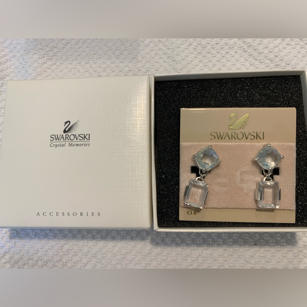 Swarovski Silver Stud Earrings with Crystal Elegance - Picture 2 of 6